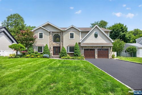 33 Crestwood Dr, Glen Rock, NJ, 07452-2907 | Card Image