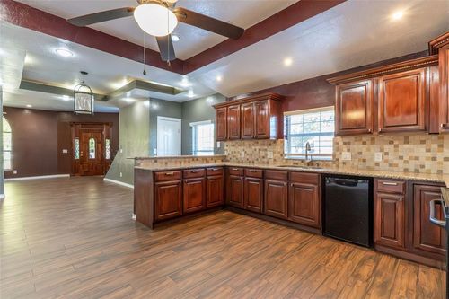 323 N 8th St, Clinton, OK, 73601-2707 | Card Image