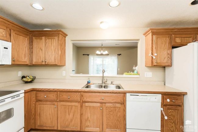 2018 Quail Run, Condo with 3 bedrooms, 3 bathrooms and null parking in Junction City KS | Image 9