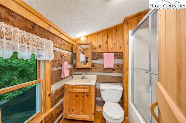 A convenient full bath on the 2nd level for your vistors. | Image 20