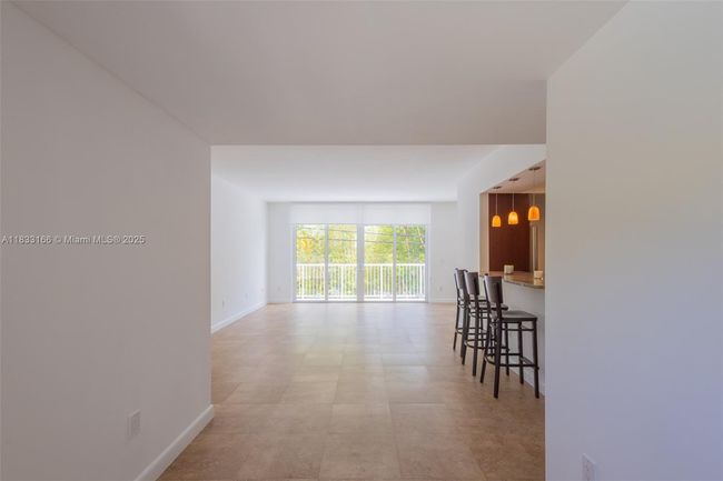 APT-101 - 50 Ocean Lane Dr, Condo with 3 bedrooms, 2 bathrooms and null parking in Key Biscayne FL | Image 6