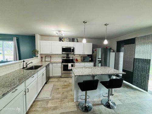 927 Village Dr, Davison, MI, 48423-1051 | Card Image