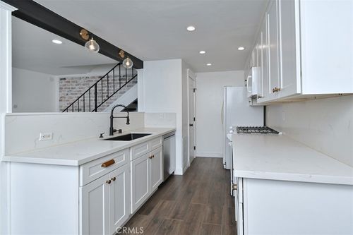 28159 Robin Ave, Saugus, CA, 91350-2055 | Card Image