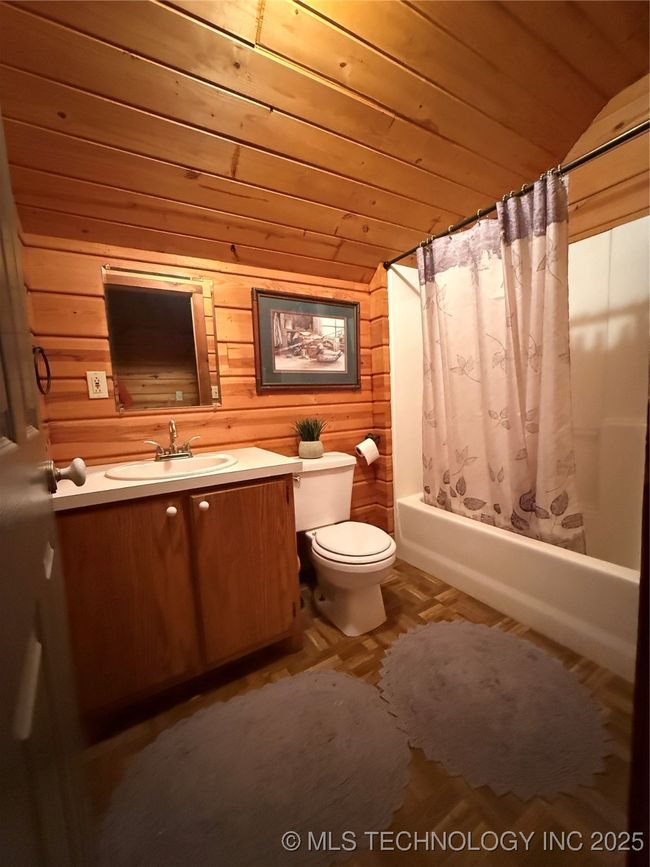 Upstairs Bath | Image 18