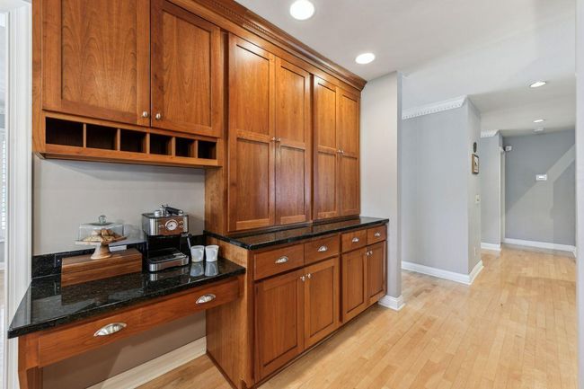 Ample Cabinets! | Image 11