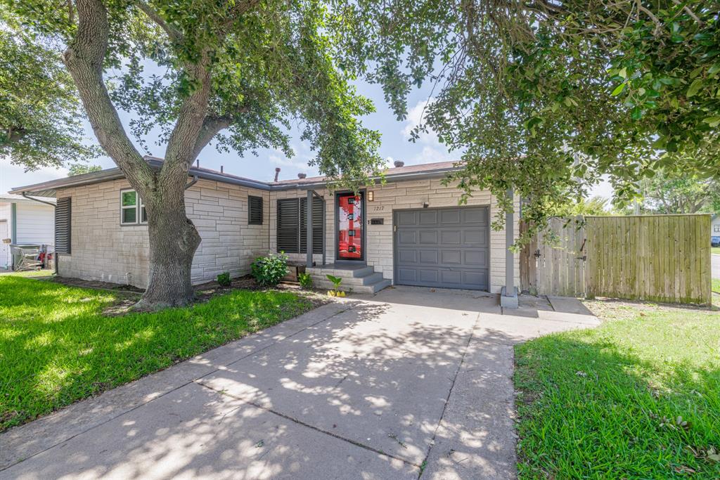 Sycamore Dr, Galveston, TX 77551
