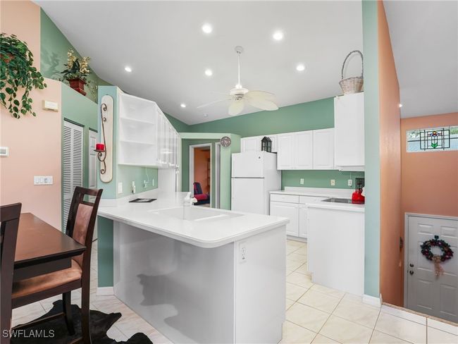 APT-202 - 1170 Partridge Ln, Condo with 2 bedrooms, 2 bathrooms and null parking in NAPLES FL | Image 4