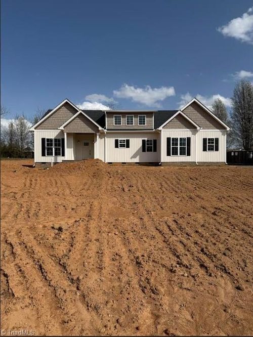 124 Broken Arrow Dr, Ararat, NC, 27007-8165 | Card Image