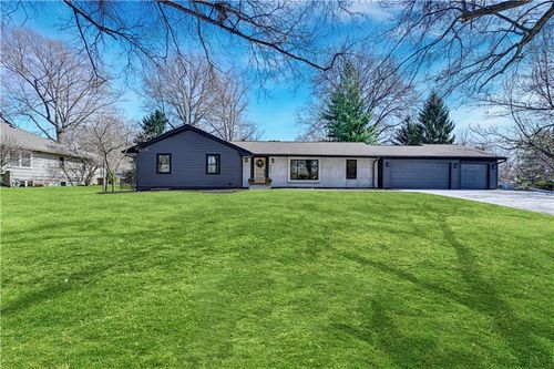 9427 Wenonga Rd, Leawood, KS, 66206-2028 | Card Image