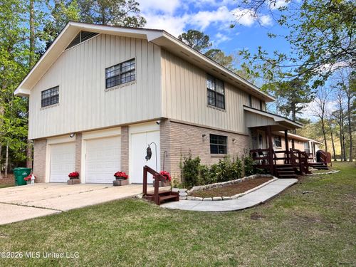 654 Koula Pl, Diamondhead, MS, 39525-3890 | Card Image