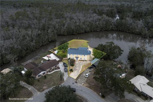 235 W Baratara Dr, Chickasaw, AL, 36611-1116 | Card Image