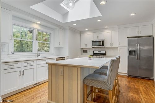5 Persimmon Way, Springfield, NJ, 07081-3605 | Card Image