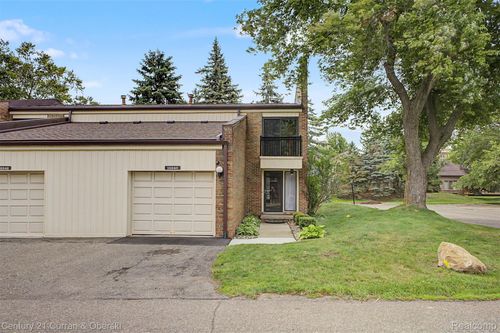 18240 University Park Dr, Livonia, MI, 48152-2626 | Card Image