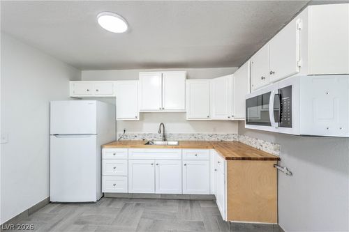 e-809 E Cartier Avenue, North Las Vegas, NV, 89030 | Card Image