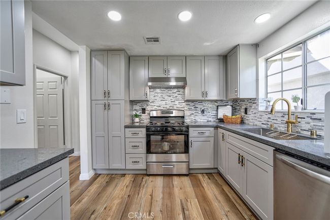 APT-10 - 20851 Community St, Townhouse with 3 bedrooms, 3 bathrooms and 2 parking in Winnetka CA | Image 7