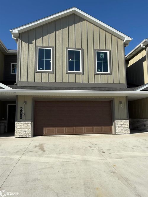 208 Stonebrook Ct, Clear Lake, IA, 50428-1170 | Card Image