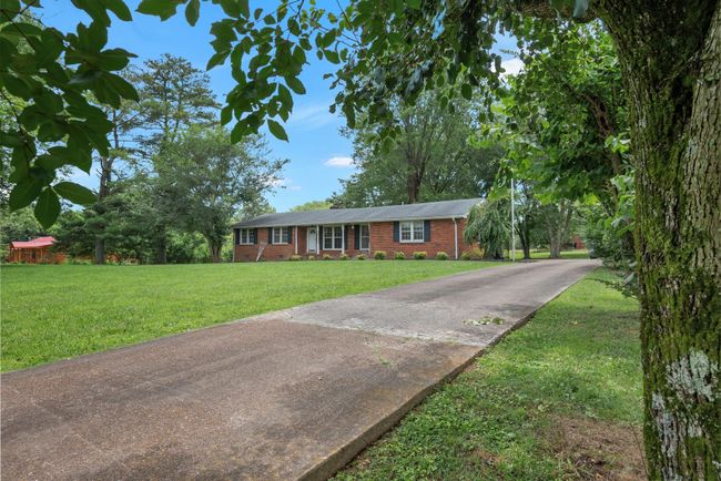 FULL CONCRETE DRIVEWAY. | Image 9