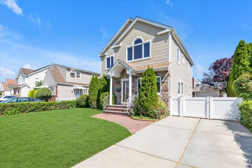 30 Churchill Dr, New Hyde Park, NY, 11040-3521 | Card Image