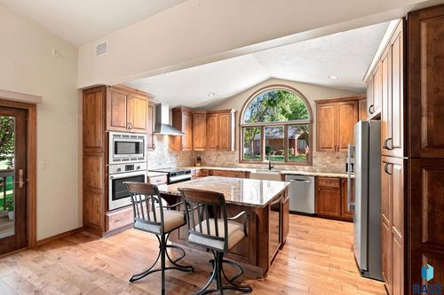 5109 S Sweetbriar Dr, Sioux Falls, SD, 57108-2807 | Card Image