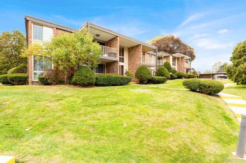 4047 W Maple Rd, Bloomfield Hills, MI, 48301-3110 | Card Image