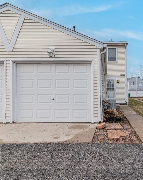 523 Meadow Green Ln, Round Lake Beach, IL, 60073-1355 | Card Image