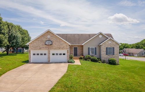 390 Stoneleigh Dr, Harrisonburg, VA, 22801-9003 | Card Image