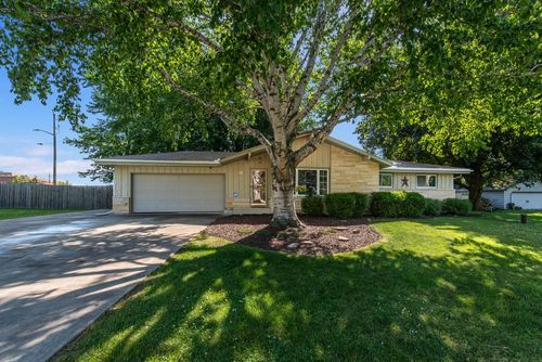 W128N8518 Revere Road, Menomonee Falls, WI, 53051 | Card Image