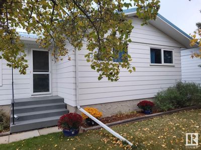 5024 56 Ave, House other with 5 bedrooms, 2 bathrooms and 3 parking in Tofield AB | Image 3