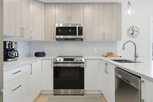 301-7098 Wallace Dr, Brentwood Bay, BC, V8M1G9 | Card Image