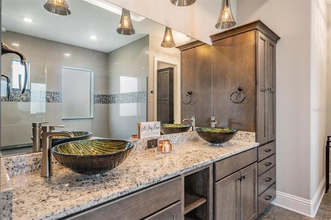 Dual Sinks with Upgraded Sink Bowls | Image 24