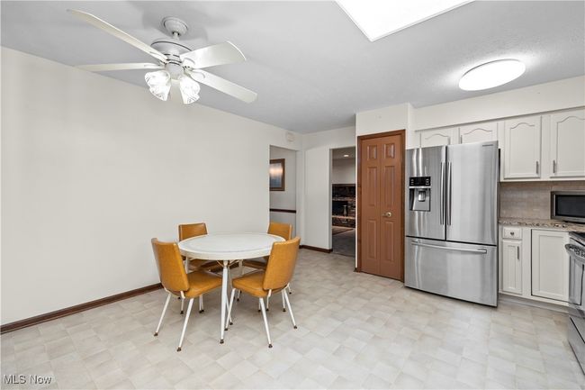 Kitchen eating area | Image 6