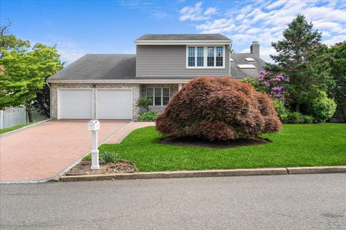 18 Stirrup Ln, Glen Cove, NY, 11542-1637 | Card Image