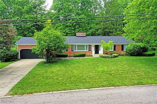 8615 Squirrel Hill Dr Ne, Warren, OH, 44484-2055 | Card Image