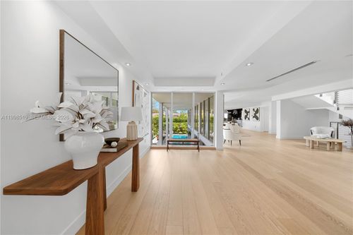 215 Palm Ave, Miami Beach, FL, 33139-5141 | Card Image