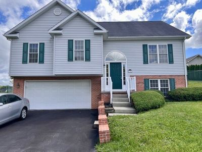 138 Murray Circle, House other with 3 bedrooms, 2 bathrooms and 2 parking in Bluefield VA | Image 2