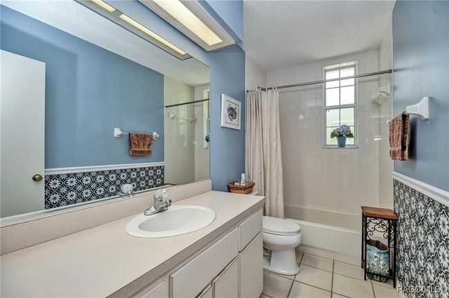 Tiled bath, clean and bright | Image 20