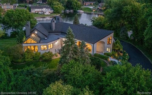 4912 Oakwood Ct, Commerce Township, MI, 48382-1435 | Card Image