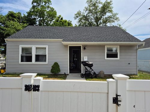 16 Pilot St, Hempstead, NY, 11550-1910 | Card Image