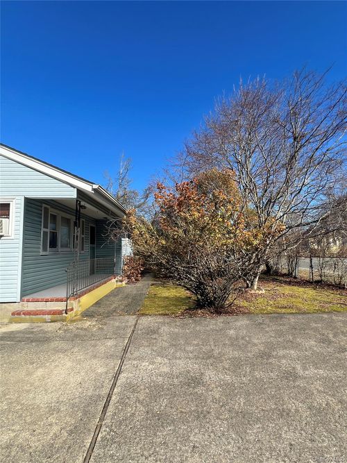 55 Trafalgar Dr, Shirley, NY, 11967-4222 | Card Image