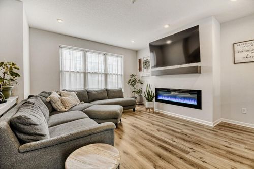 2214 Gateway Curv N, North Saint Paul, MN, 55109-1765 | Card Image