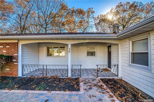 30 Whitfield Ln, Coram, NY, 11727-1026 | Card Image