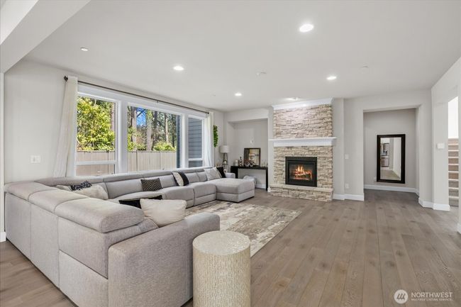 Oversized living room with FP | Image 20
