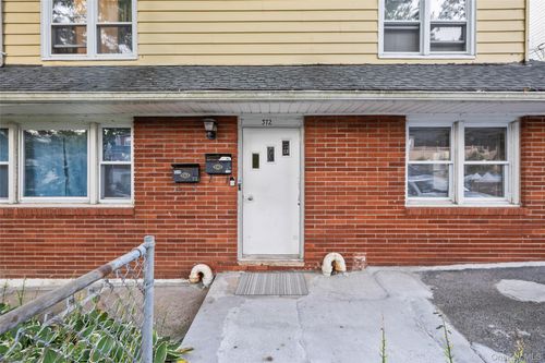 372 Sommerville Pl, Yonkers, NY, 10703-2224 | Card Image