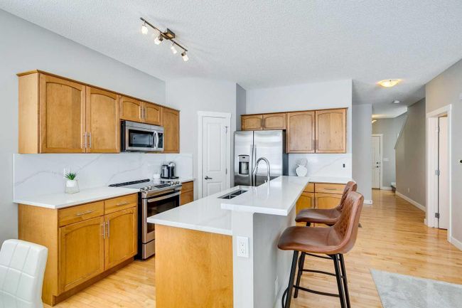 92 Rockyspring Grove Nw, Home with 3 bedrooms, 3 bathrooms and 2 parking in Calgary AB | Image 2