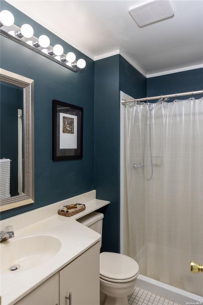 Main Bathroom | Image 10