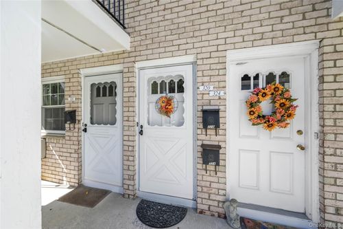 320 Parkside Dr, Suffern, NY, 10901-7856 | Card Image