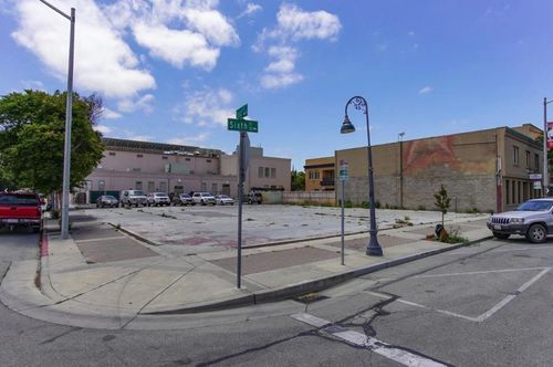 211 6th St, Hollister, CA, 95023-3904 | Card Image