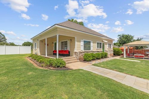 1203 N Milam St, Fredericksburg, TX, 78624 | Card Image