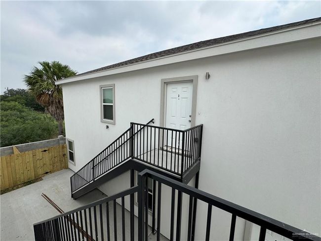 Property entrance featuring stucco siding and a balcony | Image 19