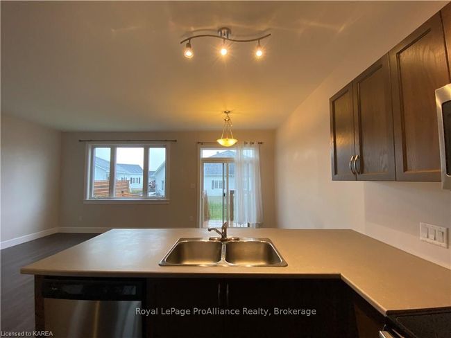 201 Pratt Dr, House attached with 3 bedrooms, 2 bathrooms and 3 parking in Amherstview ON | Image 16